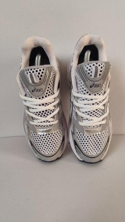 کفش مردانه آسیکس سفید طوسی کفش آسیکس مردانه زیره تیکهخور کفش مردانه آسیکس مناسب پیادهروی زیره کفش آسیکس مردانه