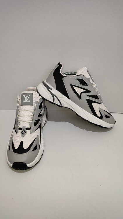 کفش مردانه لوئی ویتون مشکی سفید کفش اسپرت مردانه لوئی ویتون نمای کناری کفش لوئی ویتون جزئیات رویه کفش مردانه لوئی ویتون زیره کفش مردانه لوئی ویتون