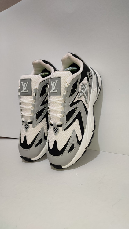 کفش مردانه لوئی ویتون مشکی سفید کفش اسپرت مردانه لوئی ویتون نمای کناری کفش لوئی ویتون جزئیات رویه کفش مردانه لوئی ویتون زیره کفش مردانه لوئی ویتون