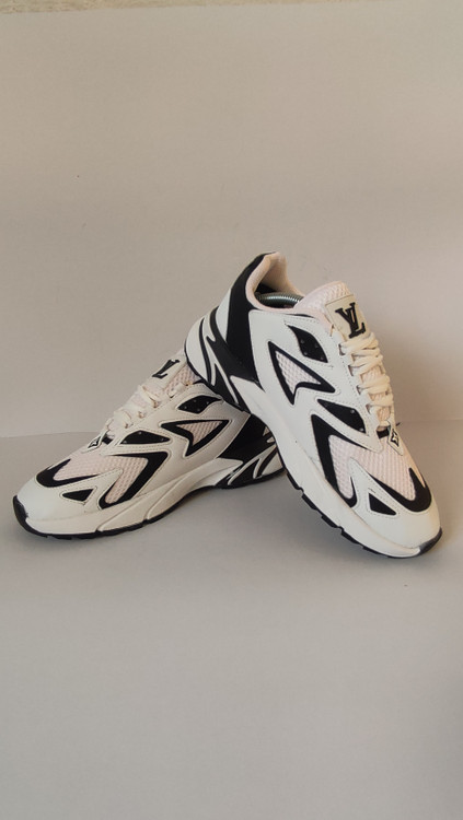 کفش مردانه لوئی ویتون مشکی سفید کفش اسپرت مردانه لوئی ویتون نمای کناری کفش لوئی ویتون جزئیات رویه کفش مردانه لوئی ویتون زیره کفش مردانه لوئی ویتون