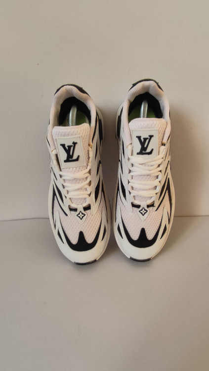 کفش مردانه لوئی ویتون مشکی سفید کفش اسپرت مردانه لوئی ویتون نمای کناری کفش لوئی ویتون جزئیات رویه کفش مردانه لوئی ویتون زیره کفش مردانه لوئی ویتون