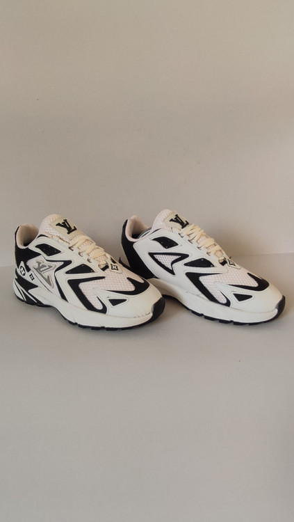 کفش مردانه لوئی ویتون مشکی سفید کفش اسپرت مردانه لوئی ویتون نمای کناری کفش لوئی ویتون جزئیات رویه کفش مردانه لوئی ویتون زیره کفش مردانه لوئی ویتون