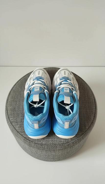 کفش مردانه آدیداس دیلاکس تانک سفید آبی کفش اسپرت مردانه آدیداس دیلاکس تانک نمای جانبی کفش آدیداس تانک سفید آبی جزئیات رنگ کفش آدیداس دیلاکس تانک مردانه زیره کفش آدیداس دیلاکس تانک مردانه
