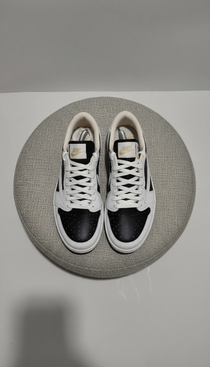 کفش مردانه نایک ترویِس مشکی سفید کفش اسپرت مردانه نایک ترویِس جزئیات کفش نایک ترویِس مردانه نمای کناری کفش نایک ترویِس مشکی سفید زیره کفش مردانه نایک ترویِس