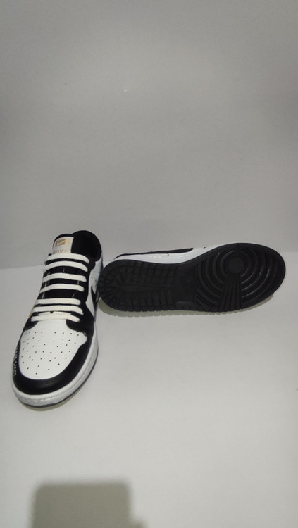 کفش مردانه نایک ترویِس مشکی سفید کفش اسپرت مردانه نایک ترویِس جزئیات کفش نایک ترویِس مردانه نمای کناری کفش نایک ترویِس مشکی سفید زیره کفش مردانه نایک ترویِس